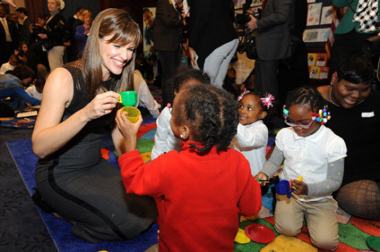 Jennifer Garner vui đùa cùng các em nhỏ trong dự án của Save the Children