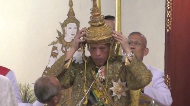 Nhà vua Thái Lan Vajiralongkorn đội vương miện ngày đầu tiên trong nghi lễ đăng quang kéo dài 3 ngày