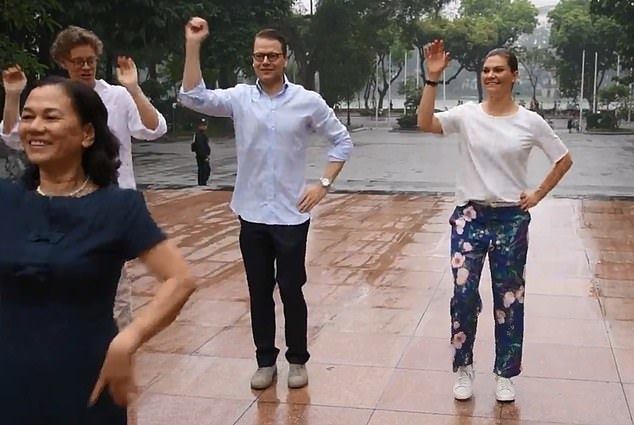 Hoàng tử Daniel (một cựu giáo viên dạy gym) và Công chúa Victoria tập thể dục cùng người dân Hà Nội