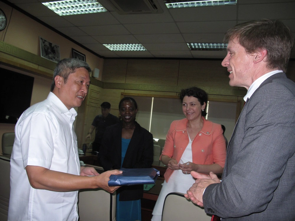 Giám đốc châu Á-Thái Bình Dương Diễn đàn Kinh tế Thế giới tặng quà lưu niệm cho Thứ trưởng Bộ Y tế Nguyễn Trường Sơn