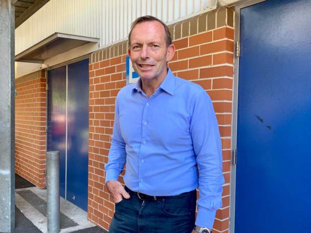 Cựu Thủ tướng Australia Tony Abbott đi bầu cử 