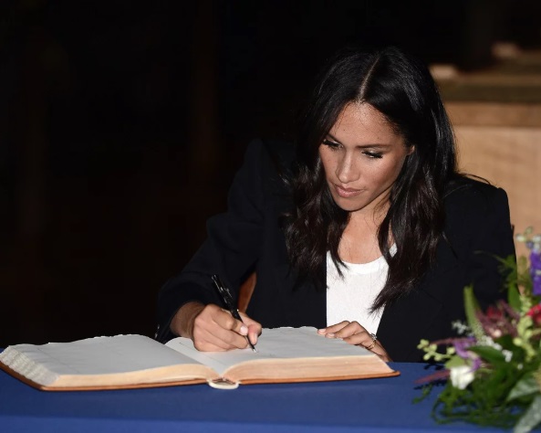 Công nương Meghan ký sổ khách thăm văn phòng Thủ tướng Ireland