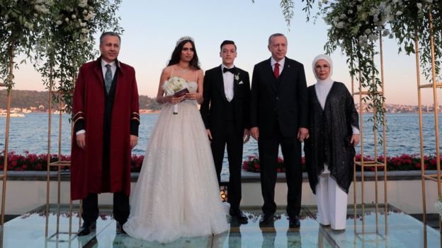 Tổng thống Thổ Nhĩ Kỳ Erdogan dự đám cưới của nhiều ngôi sao, trong đó có cầu thủ bóng đá Đức Mesut Ozil