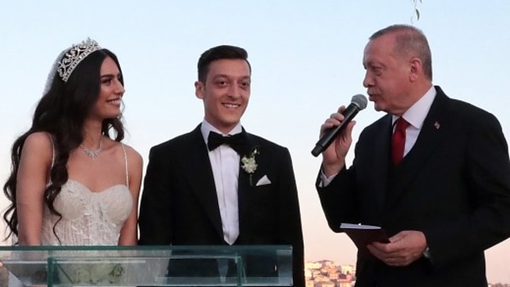 Tổng thống Thổ Nhĩ Kỳ Erdogan là người quan trọng trong đám cưới của ngôi sao bóng đá Mesut Ozil