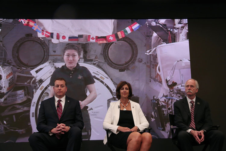 Jeff DeWit, Giám đốc Tài chính tại trụ sở NASA; Robyn Gatens, Phó giám đốc Trạm Vũ trụ Quốc tế tại NASA; và Bill Gerstenmaier, phó quản lý Ban điều hành Sứ mệnh Thám hiểm và vận hành NASA tại họp báo vào ngày 7/6/2019