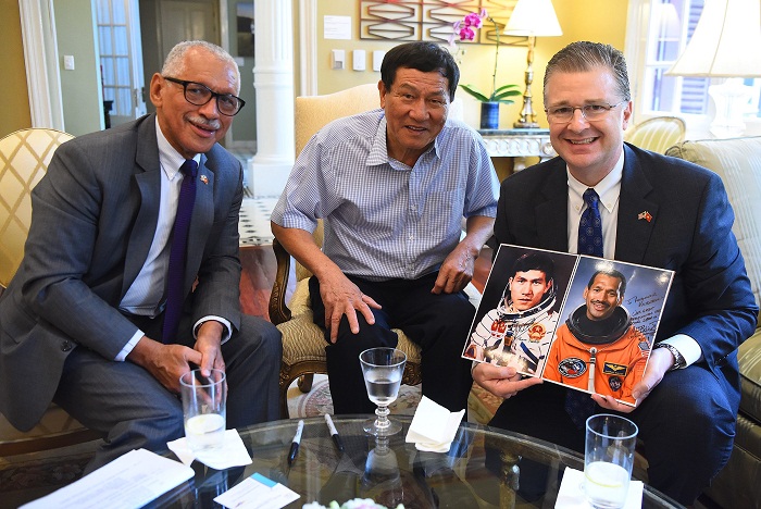 Anh hùng Phạm Tuân chụp ảnh chung cùng phi hành gia Thiếu tướng Charles Bolden và Đại sứ Đại sứ Hoa Kỳ Daniel Kritenbrink