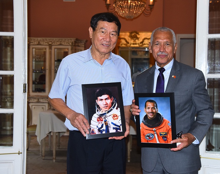 Anh hùng Phạm Tuân và nhà du hành vũ trụ Thiếu tướng Charles Bolden 