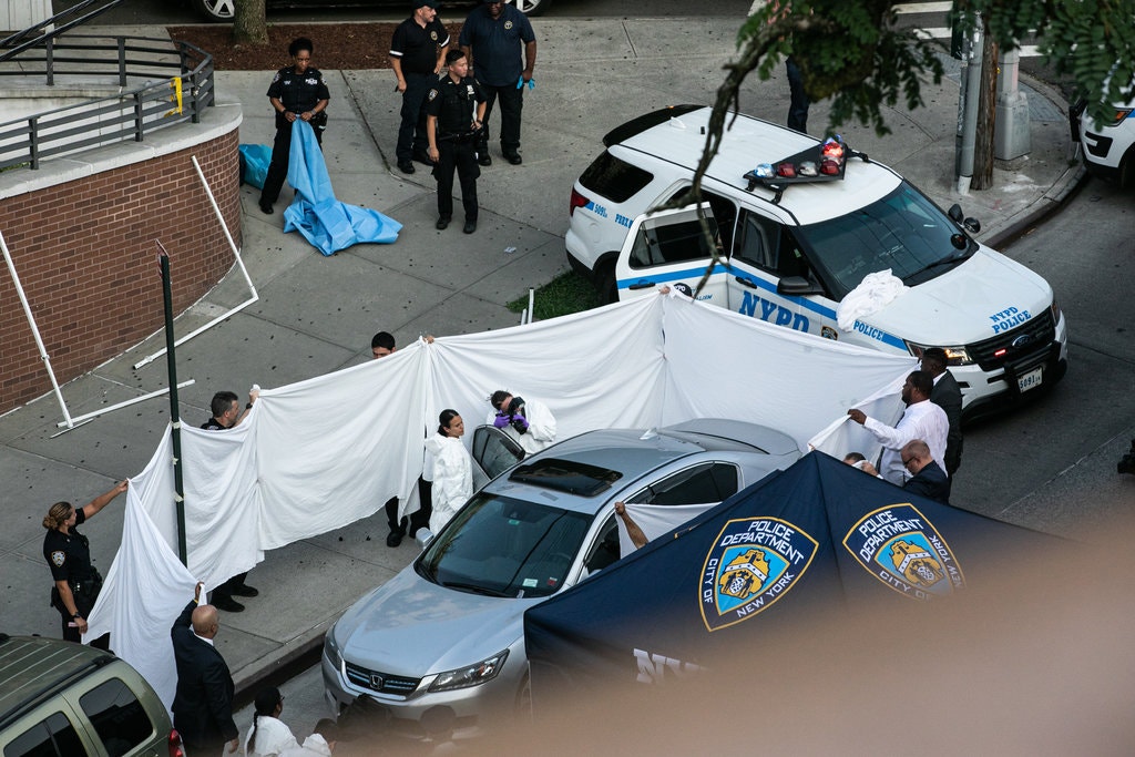 Cảnh sát điều tra chiếc xe ô tô mà hai bé sinh đôi Luna và Phoenix đã bị tử vong do sốc nhiệt vì bị bỏ quên trên xe. (Nguồn ảnh: NY Times)