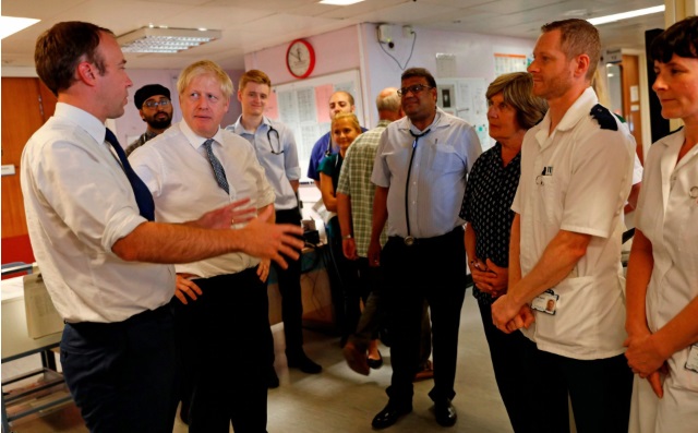 Thủ tướng Anh Boris Johnson và Bộ trưởng Y tế Anh Matt Hancock thăm Bệnh viện Pilgrim ở Lincolnshire
