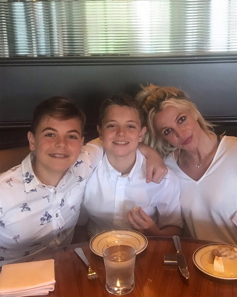 Britney Spears bên hai con trai Sean và Jayden