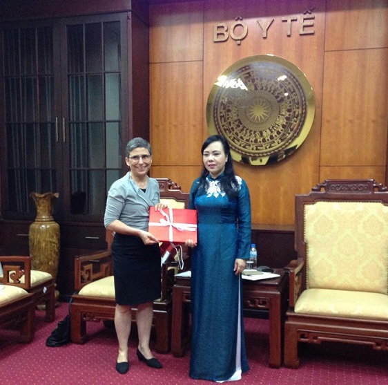 Đại sứ Thụy Sỹ Beatrice Mallor trao quà lưu niệm cho Bộ trưởng Bộ Y tế Nguyễn Thị Kim Tiến