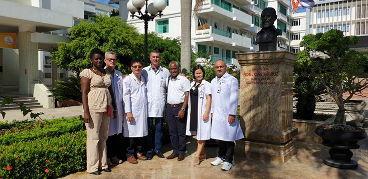 Các chuyên gia y tế Cuba chụp ảnh lưu niệm tại tượng đài Fidel Castro ở Bệnh viện hữu nghị Việt Nam-Cuba Đồng Hới, Quảng Bình