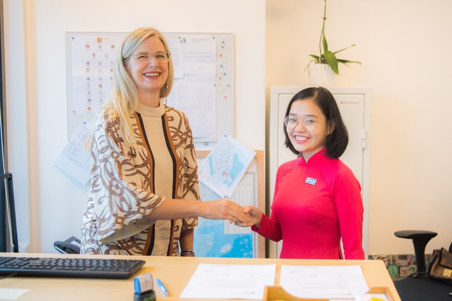 Phương Anh, nữ sinh 20 tuổi ĐHSP được Đại sứ Ann Måwe trao quyền làm Đại sứ Thụy Điển trong 1 ngày