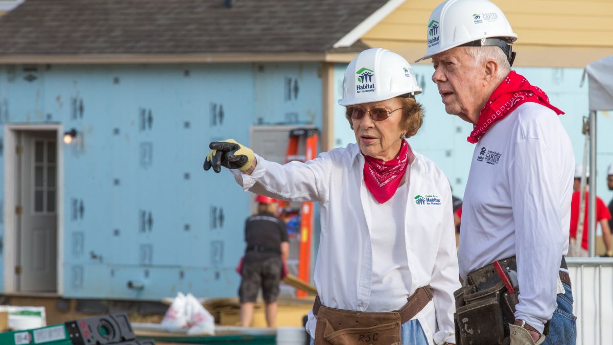 Cựu Tổng thống Mỹ Jimmy Carter (95 tuổi) và vợ (92 tuổi) miệt mài với dự án từ thiện xây nhà ở cho người vô gia cư. Hoạt động từ thiện cũng đã giúp vị nguyên thủ này giành giải Nobel Hòa bình