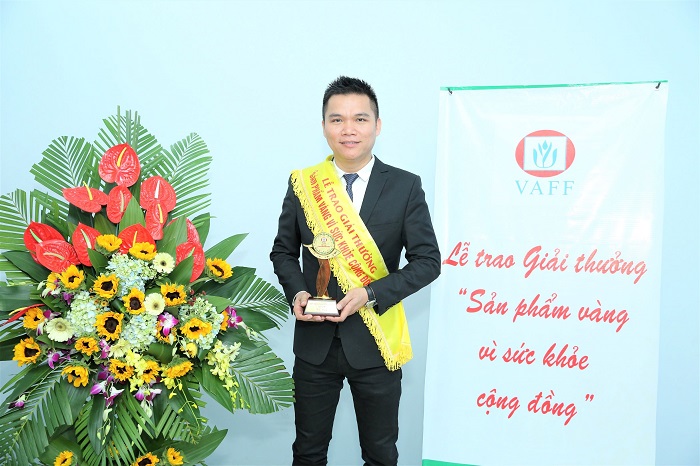 Ông Nguyễn Thành Đạt - Giám đốc Truyền thông Herbalife Việt Nam đại diện công ty nhận giải thưởng “Sản phẩm vàng vì sức khỏe cộng đồng” tháng 10/2019
