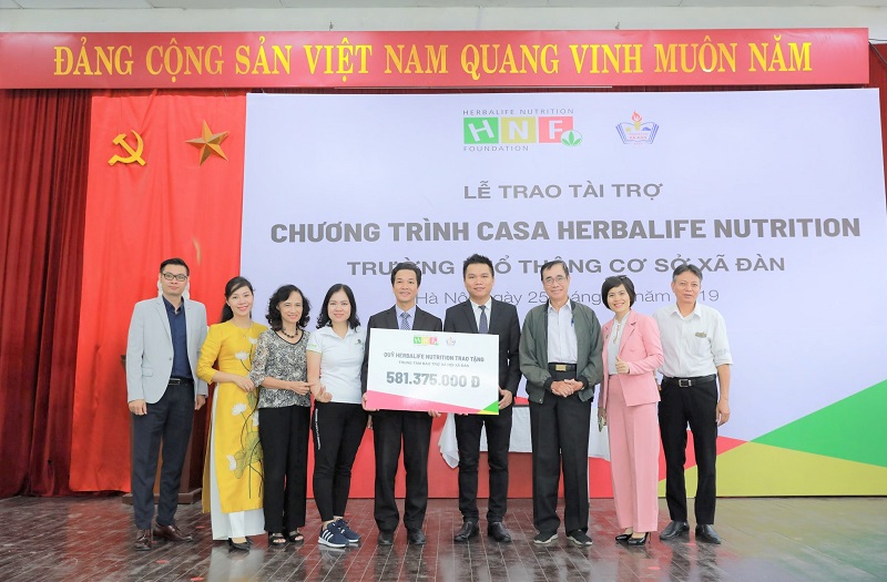 Ông Nguyễn Thành Đạt - Giám đốc Truyền thông Herbalife Việt Nam đại diện công ty trao tặng hơn 581 triệu đồng cho trường PTCS Xã Đàn