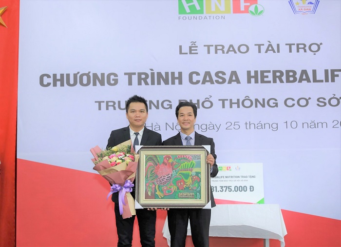 Thầy Phạm Văn Hoan, Hiệu trưởng trường PTCS Xã Đàn tặng quà lưu niệm và gửi lời cảm ơn đến Quỹ HNF và Herbalife Việt Nam
