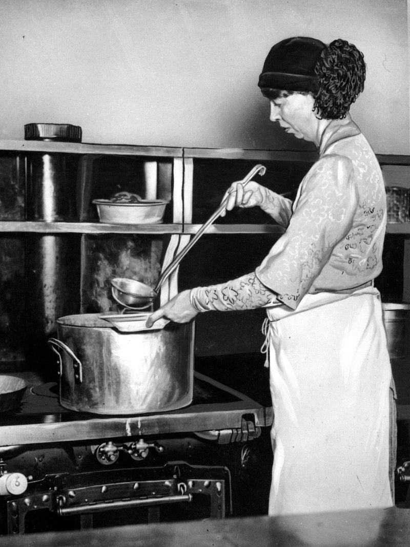 Đệ nhất Phu nhân Eleanor Roosevelt múc súp vào bát dành cho bữa ăn từ thiện giúp đỡ những người phụ nữ thất nghiệp tại bếp ăn ở New York, năm 1932 trong thời kỳ Đại suy thoái