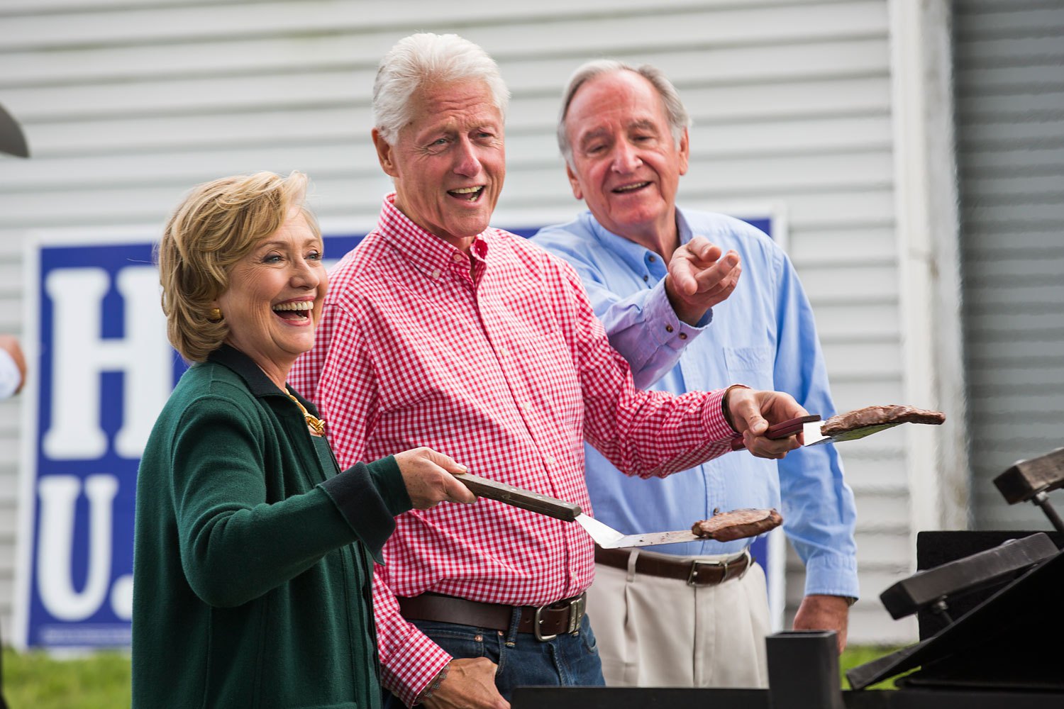 Vợ chồng Tổng thống Mỹ Bill và Hilary Clinton làm món thịt bò nướng đặc trưng của Mỹ