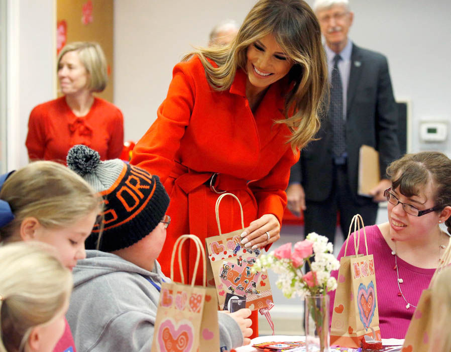 Đệ nhất Phu nhân Melania Trump thăm các em nhỏ nhân dịp lễ Valentine