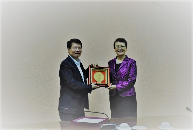 Thứ trưởng Bộ Y tế Trương Quốc Cường tặng quà lưu niệm cho đồng chí Lý Mã Lâm, Phó Thị trưởng tỉnh Vân Nam, Trung Quốc Thứ trưởng Bộ Y tế Trương Quốc Cường tặng quà lưu niệm cho đồng chí Lý Mã Lâm, Phó Thị trưởng tỉnh Vân Nam, Trung Quốc