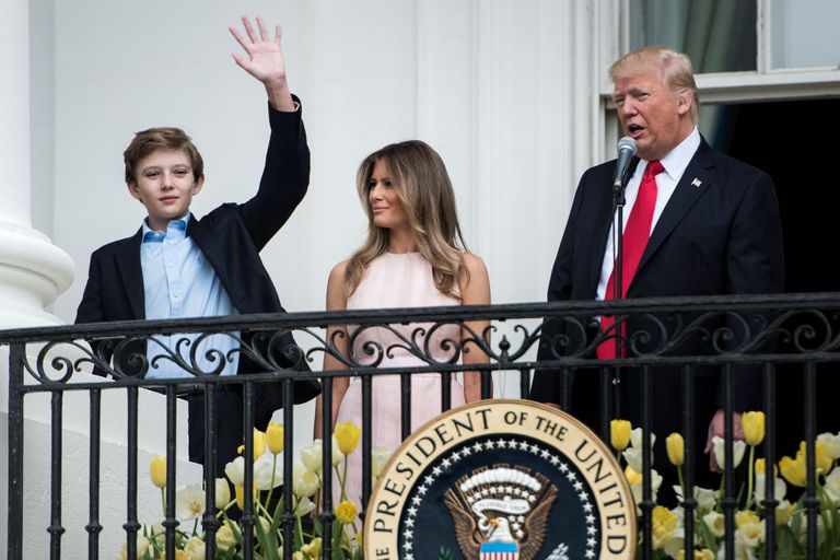 Barron Trump vẫy chào mọi người từ ban công Nhà Trắng