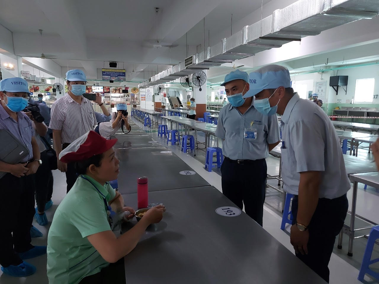 Thứ trưởng BYT Nguyễn Trường Sơn thăm hỏi công nhân trong khu công nghệ cao và công nghiệp ĐN.