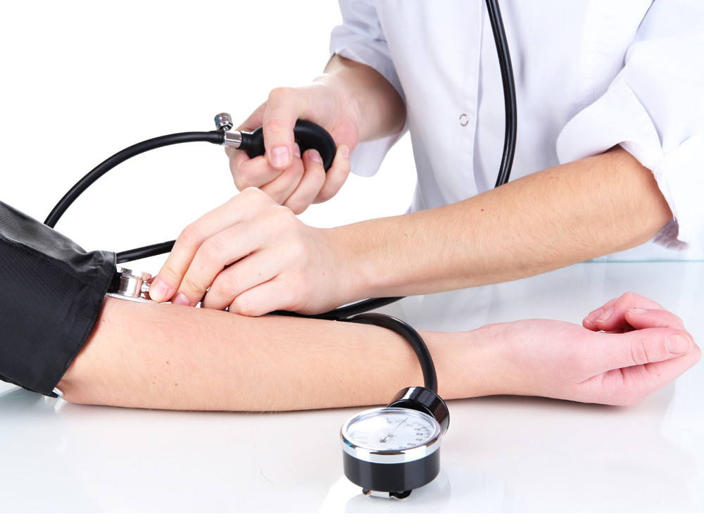 Người có tiền sử huyết áp nên thường xuyên theo dõi huyết áp tại nhà