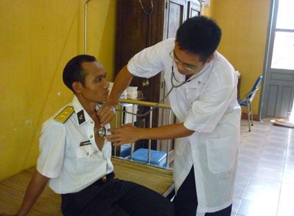 Khám bệnh cho cán bộ hải quân đảo Trường Sa.