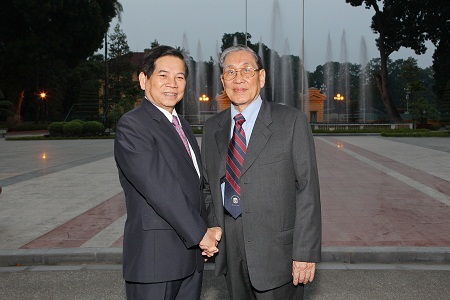 Chủ tịch nước Nguyễn Minh Triết chụp hình kỷ niệm với GS. Hối tại cổng Phủ Chủ tịch - 2010.