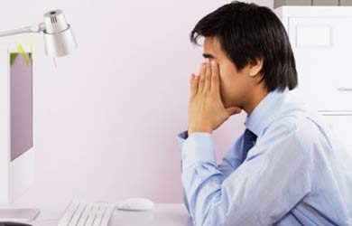 Thường xuyên làm việc với máy tính khiến mắt dễ mệt mỏi. Thường xuyên làm việc với máy tính khiến mắt dễ mệt mỏi.