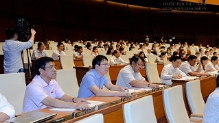 Các ĐBQH bấm nút biểu quyết dừng dự án điện hạt nhân Ninh Thuận.