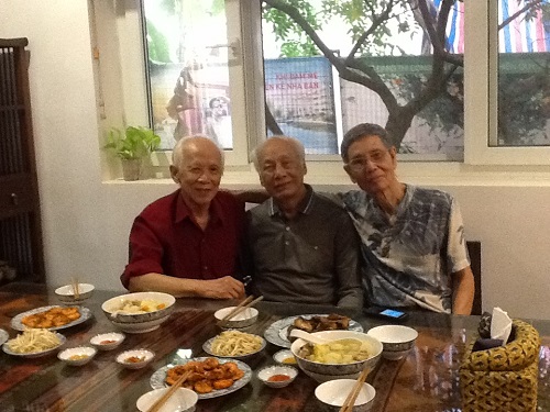 Nhạc sĩ Trần Quý  (ngoài cùng bên trái) chụp cùng nhạc sĩ Văn Ký và đạo diễn Văn Hà.