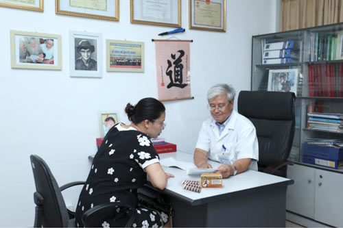 GS. Vương Tiến Hòa tư vấn cho một sản phụ.