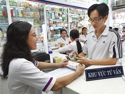 bác sĩ tư vấn dùng thuốc