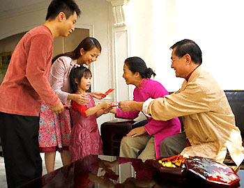 Những bao gọi là mừng tuổi hoặc lì xì màu hồng điều