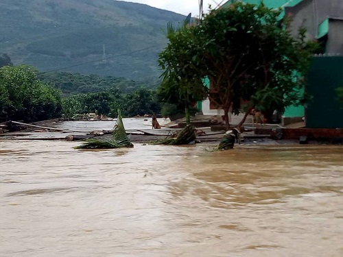 Nhà cửa, hoa màu của người dân chìm trong lũ