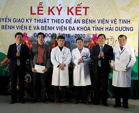 Lãnh đạo Cục Quản lý Khám chữa bệnh và Sở Y tế Hải Dương tặng quà cho ê-kíp của hai bệnh viện tham gia chuyển giao kỹ thuật.