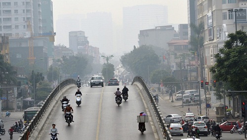 Hà Nội chìm trong lớp sương mờ vào giữa trưa. Hà Nội chìm trong lớp sương mờ vào giữa trưa.