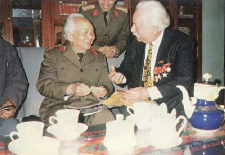 Đại tướng Võ Nguyên Giáp tiếp thân mật cụ Kostas Sarantidis Nguyễn Văn Lập