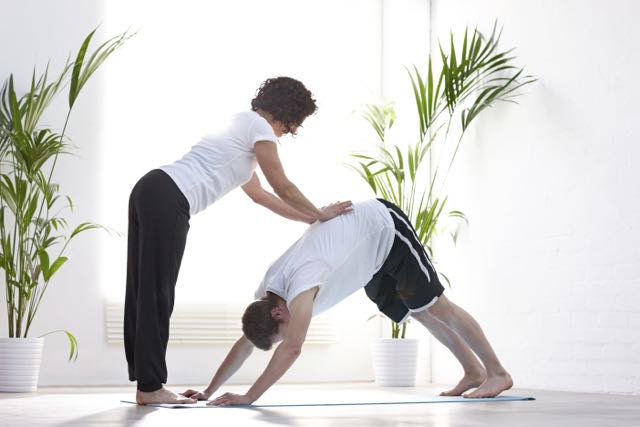 Therapy yoga có tác dụng trị liệu tốt với người đau cột sống