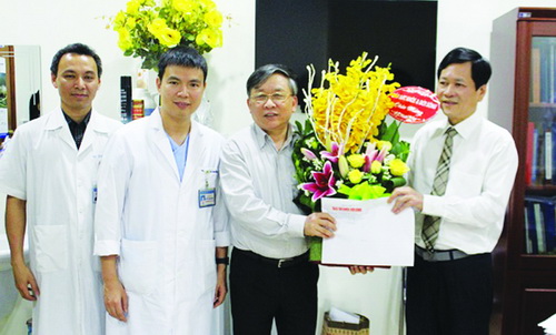 Chiều ngày 5/4/2016, TTƯT.BS. Trần Sĩ Tuấn - Ủy viên BCH Hội Vận động hiến mô, tạng Việt Nam đã đến thăm và chúc mừng PGS.TS, Anh hùng Lao động, TTND. Nguyễn Tiến Quyết cùng ê-kíp thực hiện ca ghép tạng thành công vừa qua; Tặng quà kíp mổ ghép tạng từ người cho chết não tại Bệnh viện Việt Đức trị giá 20 triệu đồng. Chiều ngày 5/4/2016, TTƯT.BS. Trần Sĩ Tuấn - Ủy viên BCH Hội Vận động hiến mô, tạng Việt Nam đã đến thăm và chúc mừng PGS.TS, Anh hùng Lao động, TTND. Nguyễn Tiến Quyết cùng ê-kíp thực hiện ca ghép tạng thành công vừa qua; Tặng quà kíp mổ ghép tạng từ người cho chết não tại Bệnh viện Việt Đức trị giá 20 triệu đồng.