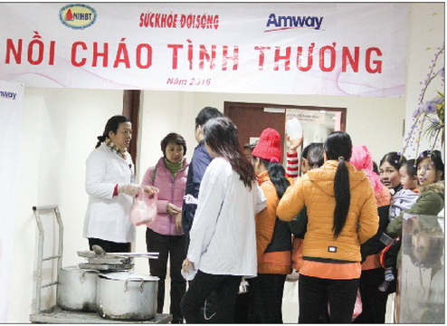 Đoàn viên báo SK&ĐS phát cháo tình thương cho các bệnh nhân tại Viện Huyết học và Truyền máu TW. Đoàn viên báo SK&ĐS phát cháo tình thương cho các bệnh nhân tại Viện Huyết học và Truyền máu TW.