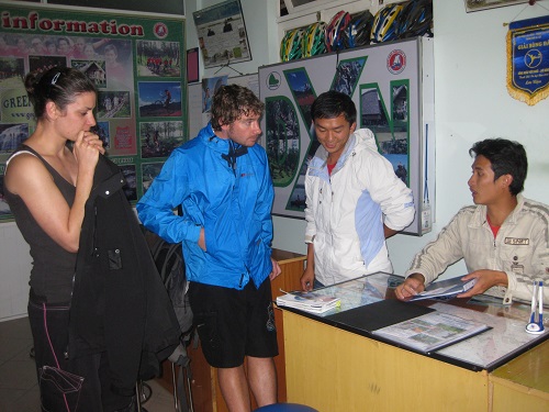 SV trực làm tour với khách nước ngoài tại một công ty lữ hành.