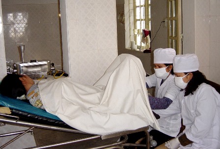 Thận trọng khi khám phụ khoa cho bệnh nhân.
