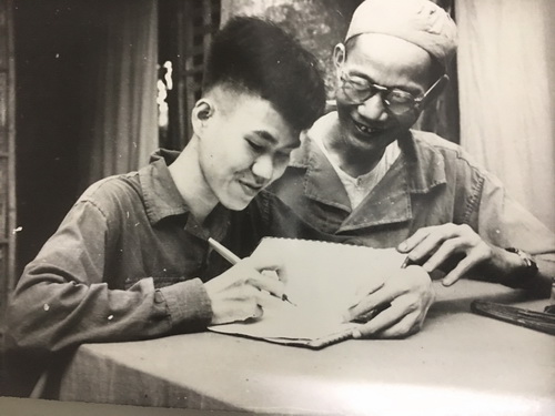 Năm 1948, GS. Nguyễn Xuân Nguyên đã chữa khỏi bệnh cho anh Dương Trọng Thạc (19 tuổi, nhân viên Phủ Thủ tướng) sau khi anh bị mù 2 tháng. Sau khi khỏi bệnh, anh đã đọc - viết được. Ảnh: TTXVN