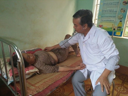BS. Thiêm khám cho bệnh nhân.