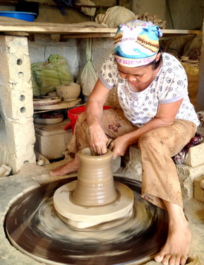 Thợ làm gốm ở Gia Thủy. Thợ làm gốm ở Gia Thủy.