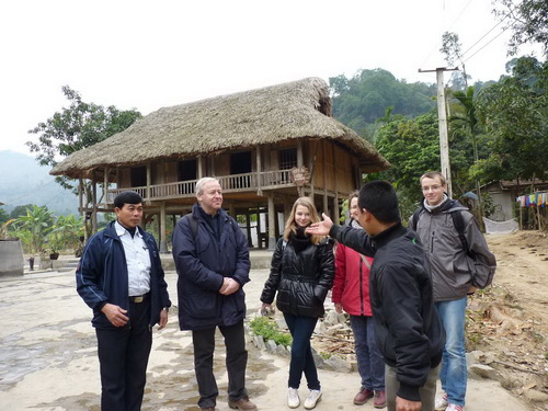 Du khách nước ngoài rất ham mê khám phá Sa Pa.
