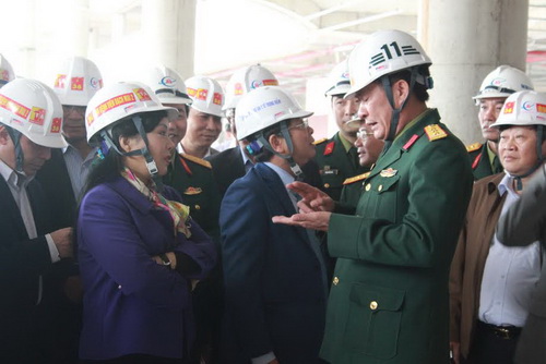 Bộ trưởng Bộ Y tế Nguyễn Thị Kim Tiến nghe báo cáo tiến độ thi công xây dựng cơ sở 2, BV Bạch Mai.